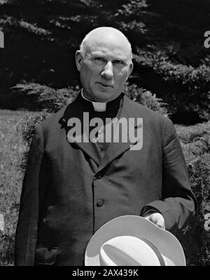 1929 , 3 luglio , WASHINGTON , USA : IL Marchese italiano Arcivescovo PIETRO FUMASONI BIONDI ( 1872 - 1960 ) . Segretario della Congregazione Per La Propagazione Della Fede il 14 giugno 1921 e Delegato Apostolico negli Stati Uniti il 14 dicembre 1922 . Papa Pio XI lo creò Cardinale sacerdote di Santa Croce in Gerusalemme nel Concistoro del 13 marzo 1933, in anticipo per la sua nomina a Prefetto della Sacra Congregazione Per La Propagazione Della Fede tre giorni dopo, il 16 marzo. Il Cardinale ha servito come legato pontificio al Congresso Eucaristico Nazionale di Teramo il 20 agosto 193 Foto Stock