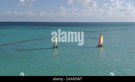 Editoriale - Due piccoli catamarani navigare nel mar dei Caraibi turuoise, sport acquatici divertimento e ritiri in paradiso tropicale a Punta Cana, Repubblica Dominicana Foto Stock