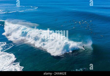 Surfers in attesa della grande onda nel mare a Banzai Pipeline sulla costa nord di Oahu, Hawaii Foto Stock