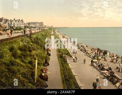 1905 ca. , CLACTON SUL MARE , ESSEX , GRAN BRETAGNA : le scogliere e la spiaggia . Passeggiata che guarda verso est . I colori di stampa Phocrom editati dalla Detroit Publishing Co. Clacton-on-Sea è la città più grande della penisola di Tendring, nell'Essex, in Inghilterra, ed è stata fondata nel 1871. E' una località balneare che ha attirato molti turisti nei mesi estivi tra la 1950s e la 1970s, ma che, come molti altri villaggi turistici britannici sul mare, è andato in declino come una destinazione di vacanza da quando le vacanze all'estero sono diventate più accessibili. Oggi è più popolare come luogo di riposo - GRAND BRETAGNA - VIEW - ITALIA - FO Foto Stock