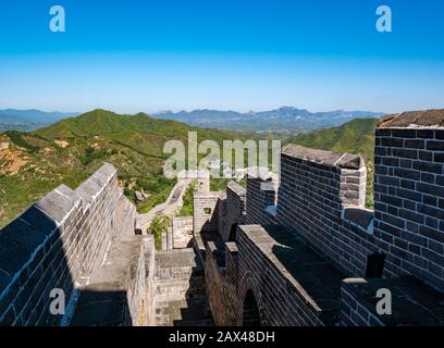 Vista dalla Torre Generale, la Grande Muraglia di Jinshanling della Cina che si trova in lontananza sulla cresta della montagna, Cina, Asia Foto Stock