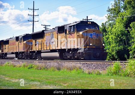 Ginevra, Illinois, Stati Uniti. Un treno merci Union Pacific, guidato da tre unità motrici, passando per Ginevra, Illinois. Foto Stock