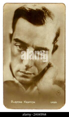 1930 co , USA : l'attore e regista americano del cinema muto BUSTER KEATON ( 1895 - 1966 ) , Tabacchetto - SILENT MOVIE - CINEMA MUTO - ritratto - ritratto - registrazione filmato - attore - comico - cravatta - cravatta - Colletto - COMICO - scarpe - cappello - pelo - pelo - ANNI TRENTA - 30 - figurina ---- ARCHIVIO GBB Foto Stock