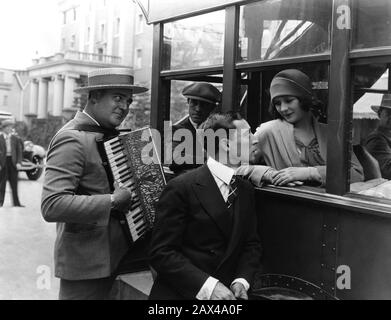 1928 , USA : l'attore e regista americano BUSTRE KEATON ( 1895 - 1966 ) con Marceline Day , in CAMERAMAN ( 1928 ) - SILENT MOVIE - CINEMA MUTO - ritratto - ritratto - registrazione filmato - attore - comico - COMICO - scarpe - cappello - cappello - ANNI TRENTA - 30 - fisarmonica - fisarmonica - cappello - cappello - cravatta - cravatta - collare - colletto - SERENATA SERENATA - paglietta - innamorati - amanti ---- ARCHIVIO GBB Foto Stock