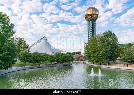 Knoxville, Tennessee - 9 ottobre 2019: Golden Sunsphere al World's Fair Park nel centro di Knoxville Foto Stock