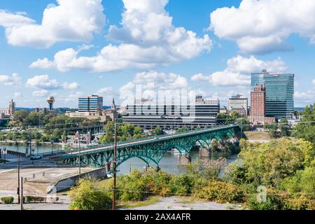 Knoxville, Tennessee - 9 ottobre 2019: Skyline della città di Knoxville lungo il fiume Tennessee Foto Stock