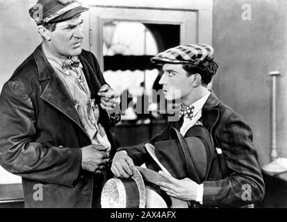 1928 , USA : l'attore e regista americano BUSTRE KEATON ( 1895 - 1966 ) con Ernest Torrence , in ' Steamboat Bill, Jr. ' ( Io e il ciclone ) By - SILENT MOVIE - CINEMA MUTO - ritratto - ritratto - registrazione filmato - attore - comico - COMICO - scarpe - cappello - cappello - ANNI venti - 20 - cappelli - cappello - cappello - cappello - cappello - profilo - cravatta - cravatta - papillon - pois polka - poi --- ARCHIVIO GBB Foto Stock