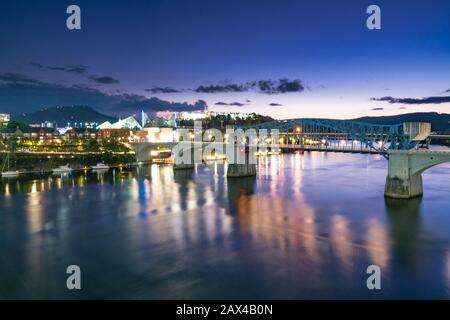 Chattanooga, Tennessee - 8 ottobre 2019: Chattanooga City Skyline lungo il fiume Tennessee di notte Foto Stock