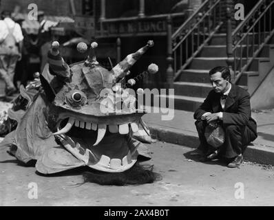 1928 , USA : l'attore e regista americano del cinema muto BUSTER KEATON ( 1895 - 1966 ) , in CAMERAMAN ( 1928 ) - SILENT MOVIE - CINEMA MUTO - ritratto - ritratto - registrazione cinematografico - attore - comico - COMICO - scarpe - cappello -- -- ARCHIVIO GBB Foto Stock