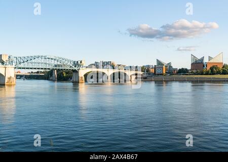 Chattanooga, TN - Ottobre 8, 2019: Chattanooga skyline della città lungo il fiume Tennessee Foto Stock