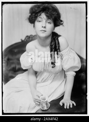 1900 ca , New York , USA : l'attrice teatrale americana EVELYN NESBIT ( 1884 - 1967 ) in un momento in cui fu portata nello studio da Stanford White. Foto di Gertrude KASEBIER ( 1852 - 1934), fotografo donna della SCUOLA DI FOTOGRAFIA . Evelyn Nesbit era un modello di artisti americani e ragazza di coro, notato per il suo ingarbugliamento nell'omicidio del suo ex-amante, architetto Stanford White , dal suo primo marito, Harry Kendall Thaw . - ATRICE - TEATRO - TEATRO - DIVA - DIVINA - BROADWAY - BELLE EPOQUE - RITRATTO - RITRATTO - BELLA DONNA - CURLS - BOCCOLO BOCCOLI Foto Stock