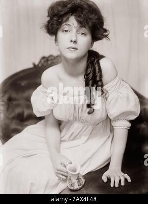 1900 ca , New York , USA : l'attrice teatrale americana EVELYN NESBIT ( 1884 - 1967 ) in un momento in cui fu portata nello studio da Stanford White. Foto di Gertrude KASEBIER ( 1852 - 1934), fotografo donna della SCUOLA DI FOTOGRAFIA . Evelyn Nesbit era un modello di artisti americani e ragazza di coro, notato per il suo ingarbugliamento nell'omicidio del suo ex-amante, architetto Stanford White , dal suo primo marito, Harry Kendall Thaw . - ATRICE - TEATRO - TEATRO - DIVA - DIVINA - BROADWAY - BELLE EPOQUE - RITRATTO - RITRATTO - BELLA DONNA - CURLS - BOCCOLO BOCCOLI Foto Stock