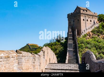 Gradini che conducono alla torre di guardia sulla Grande Muraglia cinese di Jinshanling in condizioni climatiche di sole, provincia di Hebei, Cina, Asia Foto Stock