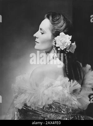 1944 , USA : la celebre opera ceca Diva soprano JARMILA NOVOTNA ( 1907 - 1994 ) nel ruolo di Violetta a LA TRAVIATA di Giuseppe VERDI , protagonista della Metropolitan Opera e attrice cinematografica . Apparve come Pamina nel 1937 al Festival di Salisburgo, la produzione del flauto magico di Mozart, diretta da Arturo Toscanini . Nel pozzo dell'orchestra c'era il giovane Georg Solti , che suonava il glockenspiel nell'opera. Il 5 gennaio 1940, fece il suo debutto con la Metropolitan Opera, come Mimí in la boheme di Puccini. È apparsa in diversi film, tra cui la versione del Bartered B del 1932 di Max Ophüls Foto Stock