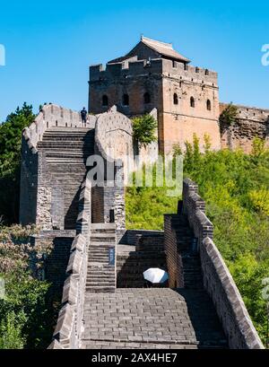 Persone che camminano sulla Grande Muraglia cinese di Jinshanling nel bel tempo, provincia di Hebei, Cina, Asia Foto Stock