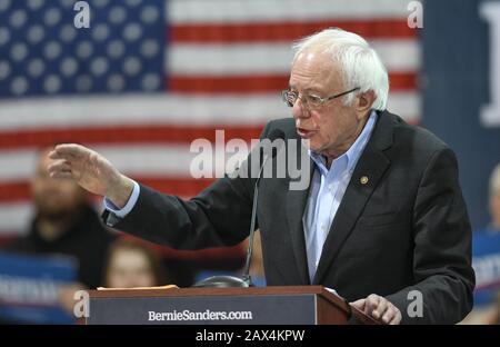 Il senatore statunitense Bernie Sanders, indipendente dal Vermont, parla a Ringe, N.H., USA, durante la campagna presidenziale del New Hampshire. Foto Stock