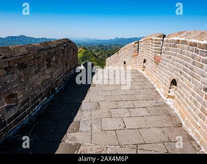 Dinastia Ming Jinshanling Grande Muraglia cinese nel bel tempo, provincia di Hebei, Cina, Asia Foto Stock