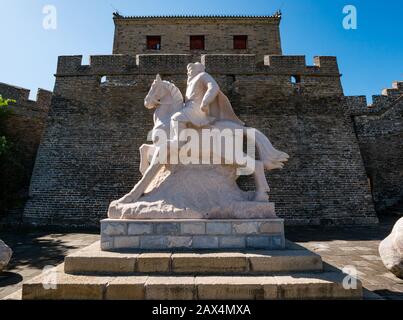 Statua equestre in pietra del Generale al passo Zhuanduo con Brick Crenel Tower, Grande Muraglia cinese Jinshanling, Repubblica Popolare Cinese, Asia Foto Stock