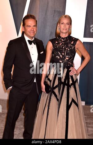 Beverly HILLS, CA - 09 FEBBRAIO: Lachlan Murdoch e Sarah Murdoch partecipano alla Fiera Vanity Oscar Party 2020 ospitata da Radhika Jones al Wallis Annenberg Center for the Performing Arts il 24 febbraio 2019 a Beverly Hills, California. Foto Stock