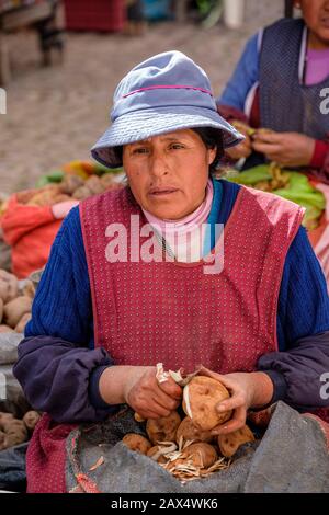 Perù mercato pubblico, ritratto di donna peruviana Città di Pisac, venditori, locali alla città di Pisac mercato all'aperto, Perù Valle Sacra Perù, Pisac Perù Foto Stock