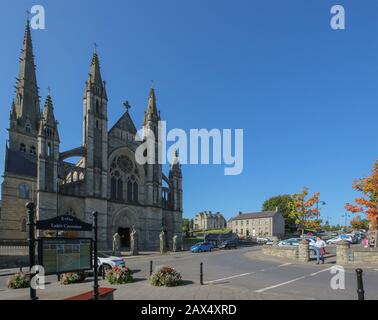 Giornata autunnale a Letterkenny con la Cattedrale Cattolica Romana di Sant'Eunan che si affaccia sul parcheggio della cattedrale nella città di County Donegal. Foto Stock