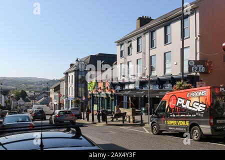 Autunno Letterkenny Irlanda. Guardando in basso Main Street con il traffico che si sposta oltre Il Down Town Bar e complesso nella contea di Donegal città. Foto Stock