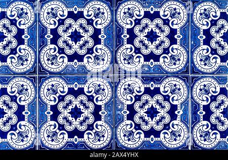 Il portoghese piastrelle tradizionali Azulejos blu con motivo floreale su sfondo bianco. Foto Stock