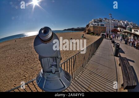 Telescopio e Spiaggia di Fishermens a Albufeira oldtown. Algarve, Portogallo Foto Stock