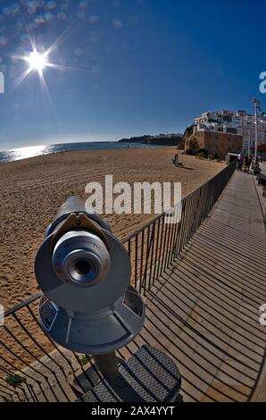 Telescopio e Spiaggia di Fishermens a Albufeira oldtown. Algarve, Portogallo Foto Stock