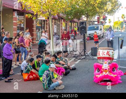 Anziano aborigeno che fa il benvenuto alla cerimonia di campagna prima delle celebrazioni del Capodanno cinese di ballo del Leone a William St Northbridge Perth Australia Occidentale. Foto Stock