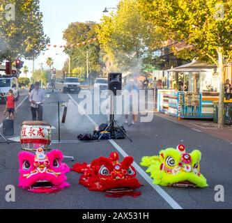 Anziano aborigeno che fa il benvenuto alla cerimonia di campagna prima delle celebrazioni del Capodanno cinese di ballo del Leone a William St Northbridge Perth Australia Occidentale. Foto Stock