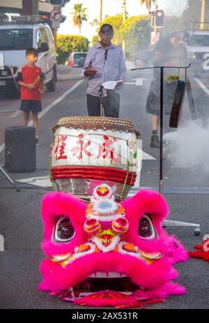 Anziano aborigeno che fa il benvenuto alla cerimonia di campagna prima delle celebrazioni del Capodanno cinese di ballo del Leone a William St Northbridge Perth Australia Occidentale. Foto Stock