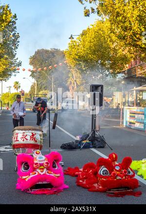 Anziano aborigeno che fa il benvenuto alla cerimonia di campagna prima delle celebrazioni del Capodanno cinese di ballo del Leone a William St Northbridge Perth Australia Occidentale. Foto Stock