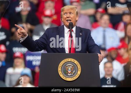 Manchester, Stati Uniti. 10th Feb, 2020. Il presidente Donald Trump si è rivolto alla folla in occasione di un raduno per la campagna di rielezione del 2020 alla SNHU Arena di Manchester, New Hampshire, lunedì 10 febbraio 2020. Il New Hampshire ha la prima priorità presidenziale nella nazione martedì. Foto di Matthew Healey/UPI Credit: UPI/Alamy Live News Foto Stock