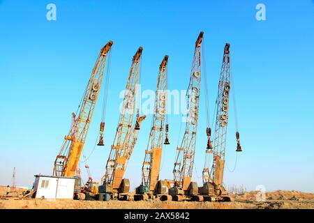 Gru cingolata nel cantiere Foto Stock