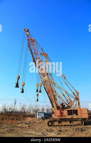 Gru cingolata nel cantiere Foto Stock