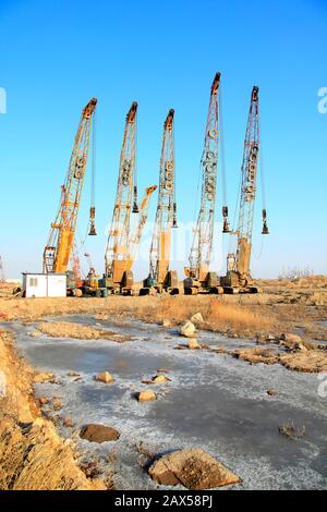 Gru cingolata nel cantiere Foto Stock