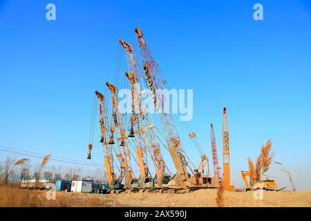 Gru cingolata nel cantiere Foto Stock