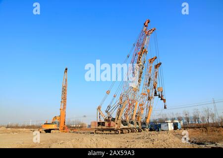 Gru cingolata nel cantiere Foto Stock