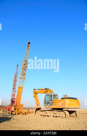 Gru cingolata nel cantiere Foto Stock