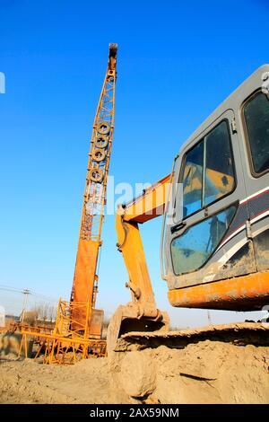 Gru cingolata nel cantiere Foto Stock