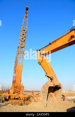 Gru cingolata nel cantiere Foto Stock