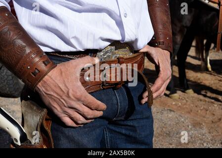 Un membro di un gruppo chiamato Cowboys for Trump armato di un fucile partecipa a un rally pro-Trump nel New Mexico USA Foto Stock