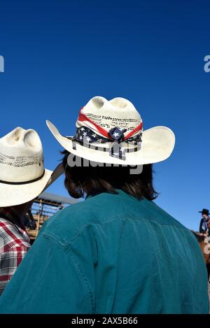 Due membri di Cowboys per Trump che indossano cappelli da cowboy partecipano a un rally pro-Trump nel New Mexico USA Foto Stock