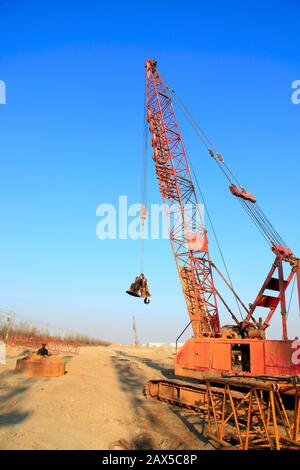 Gru cingolata nel cantiere Foto Stock