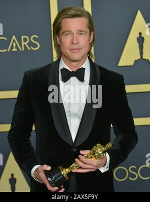 Los Angeles, Stati Uniti. 10th Feb, 2020. Brad Pitt, vincitore dell'attore in un premio Di Ruolo Di Supporto per 'Una Volta su un Time.in Hollywood, ' si pone nella sala stampa durante il 92nd annuale Academy Awards a Hollywood e Highland il 09 febbraio 2020 a Hollywood, California. Credit: Tsuni/Usa/Alamy Live News Foto Stock