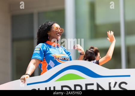 Indianapolis, Indiana, Stati Uniti - 25 maggio 2019: Indy 500 Parade, Donna indossando una maglia HotWheels, promuovendo il Museo dei Bambini di Indianapolis al pa Foto Stock