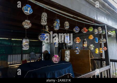 Decorazione creativa lattine di fronte ad un negozio a Tai o, Hong Kong Foto Stock