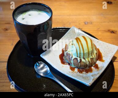 Una tazza di gelato al tè verde matcha con un tè verde matcha ghiacciato. Kyoto, Giappone. Foto Stock