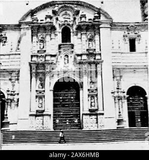 Sotto la croce meridionale in Sud America . rATHEDRAr., TJMA. Fa(;ai)e della cattedrale, lima INB CITTÀ DEI RE 107 comunità. Questa è la famosa Rosa de Lima, onorata nella liturgia romana come Santa Rosa di Lima. Fu canonizzata nel 1668, e molte chiese cattoliche romane in tutta la sua attività furono dedicate a lei. C'è uno sulla West 163th Street, NewYork City. Prerogativa ecclesiastica? E i privilegi rimangono ancora il samein Lima, e in effetti in tutto il Perù. Anche se la campagna proclamò la sua indipendenza della patria nel 1821, essendo l'ultimo dei possedimenti sudamericani a Foto Stock